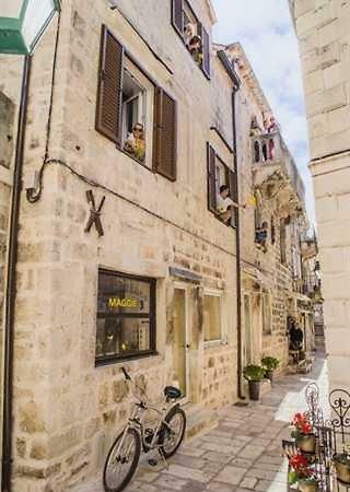 White Rabbit Hostel Hvar Town Bagian luar foto