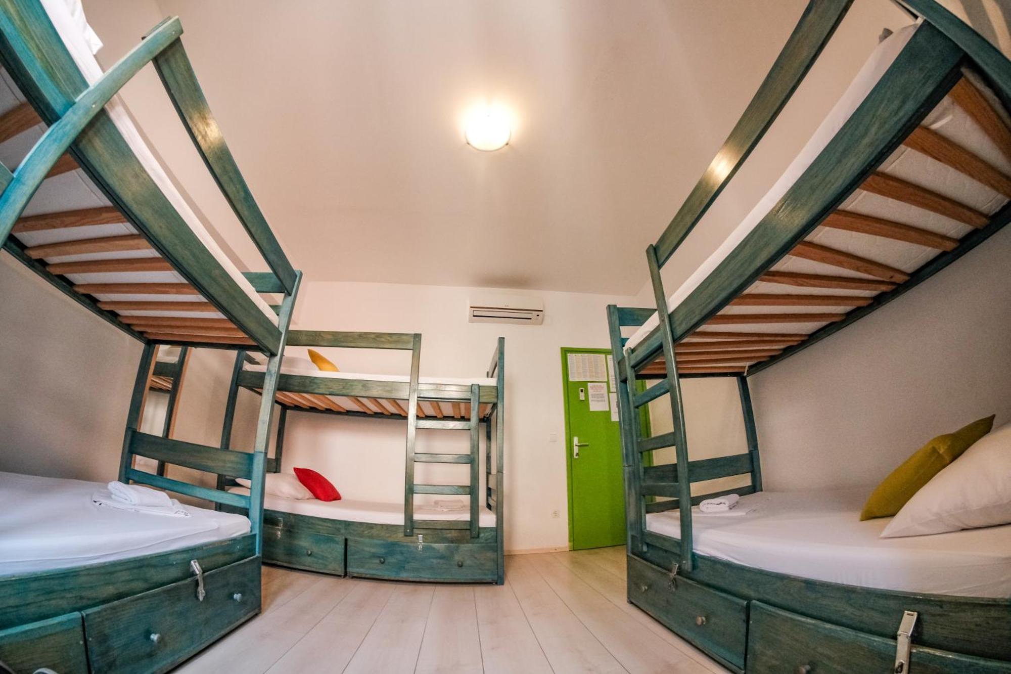 White Rabbit Hostel Hvar Town Bagian luar foto