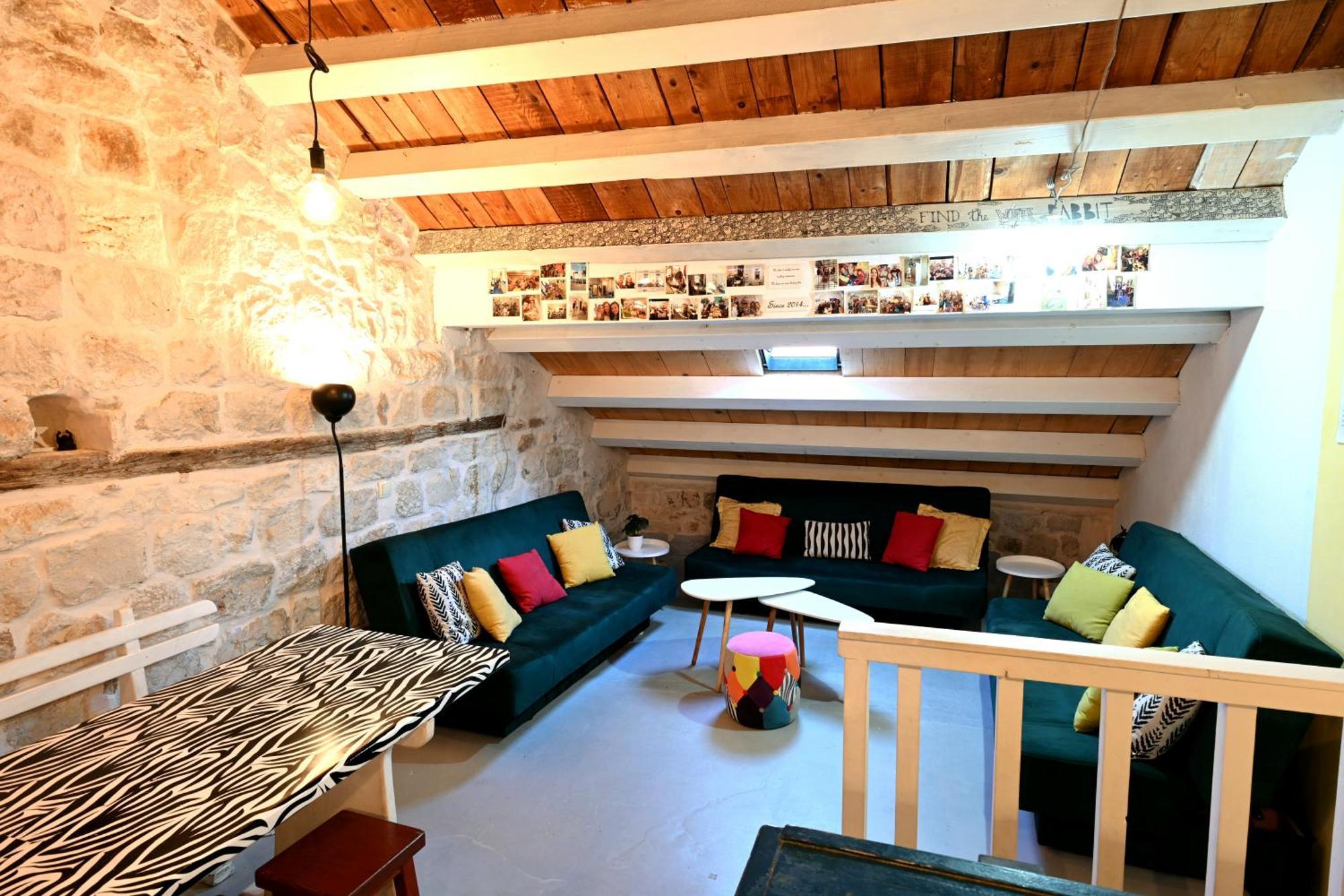 White Rabbit Hostel Hvar Town Bagian luar foto