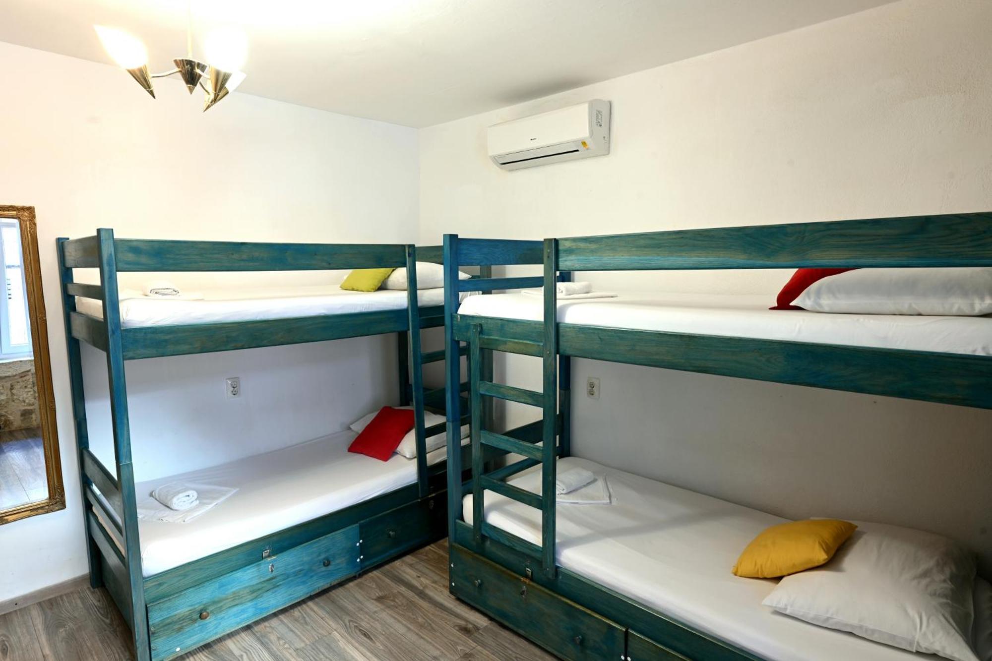 White Rabbit Hostel Hvar Town Bagian luar foto
