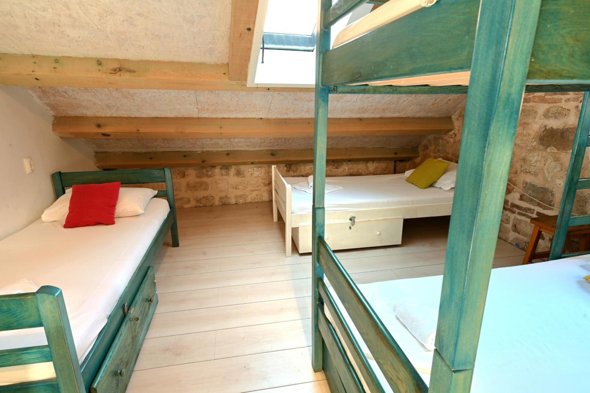White Rabbit Hostel Hvar Town Bagian luar foto