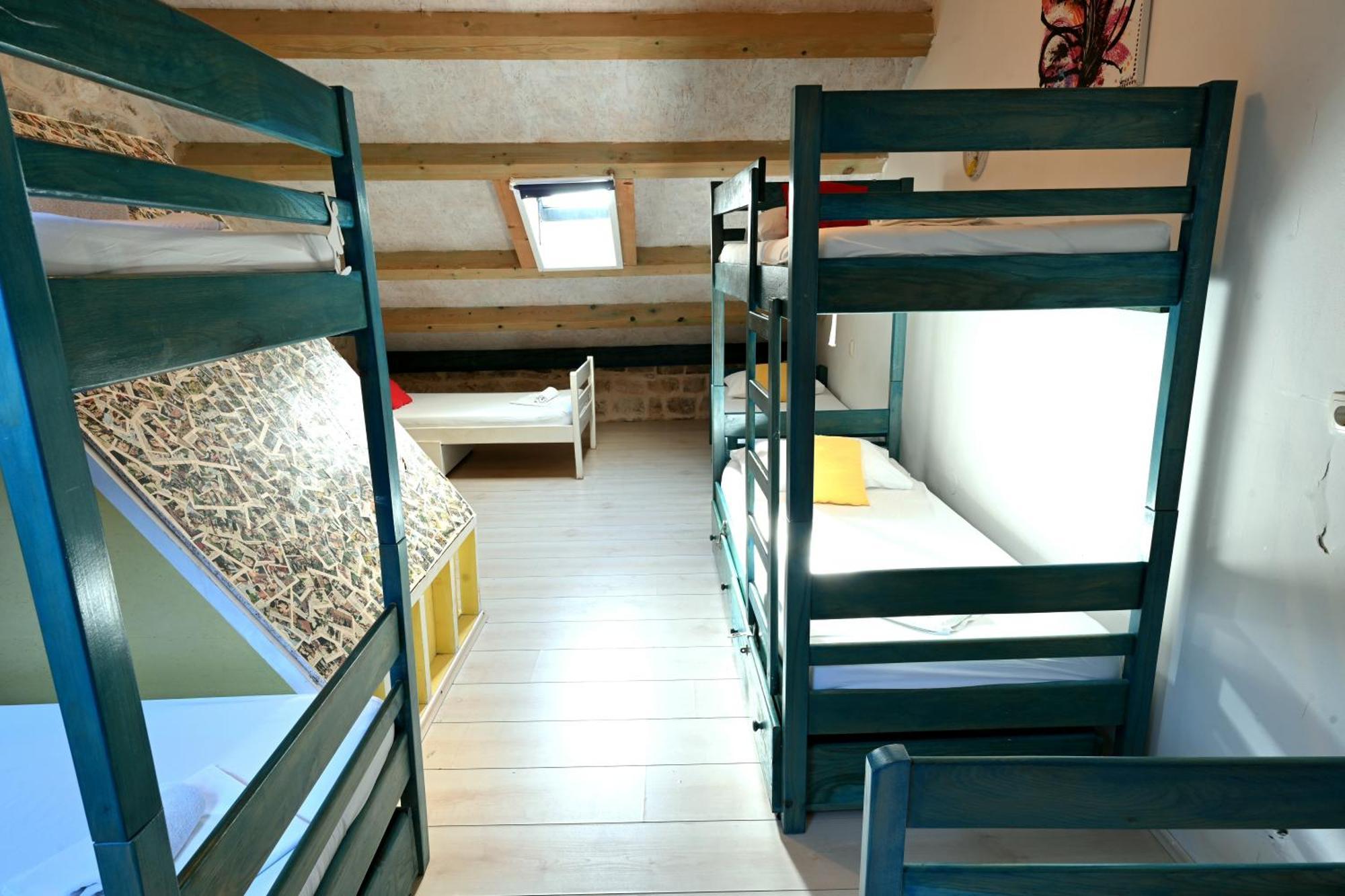 White Rabbit Hostel Hvar Town Bagian luar foto