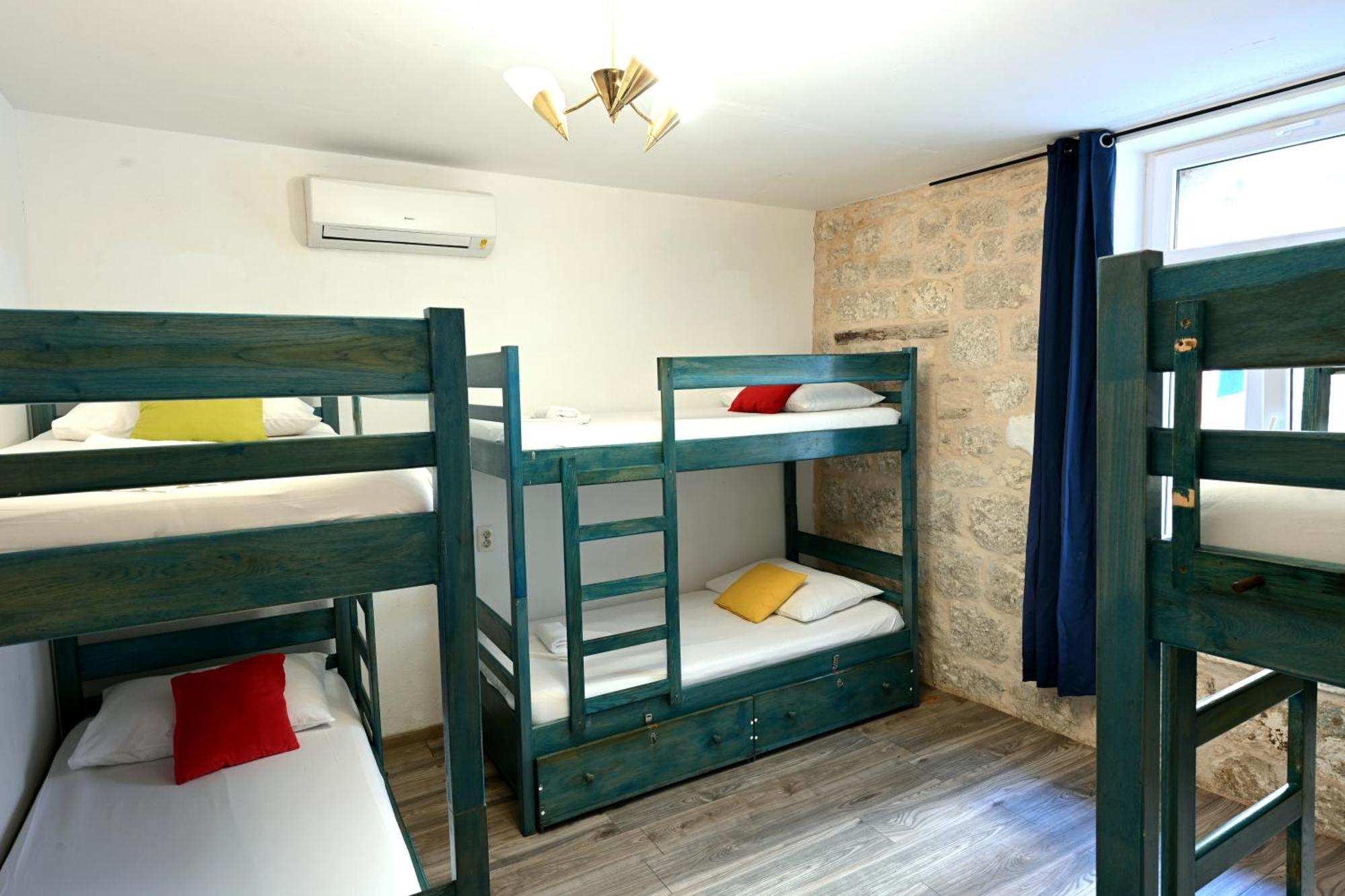 White Rabbit Hostel Hvar Town Bagian luar foto