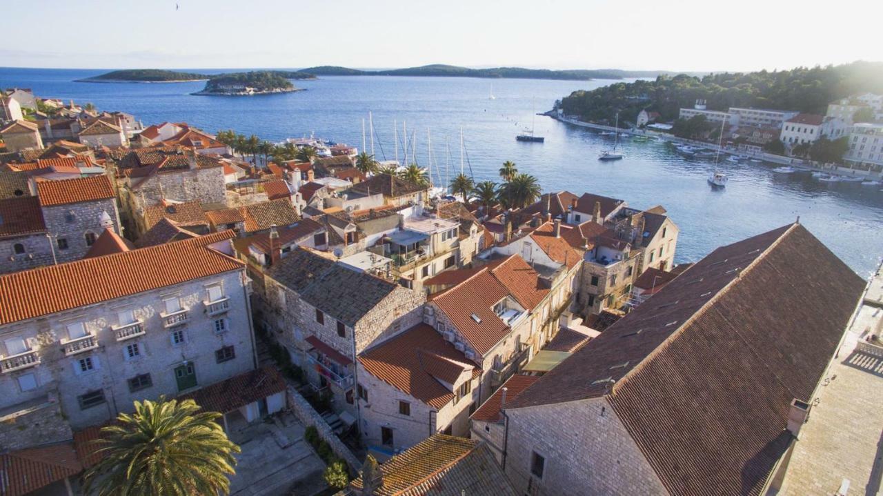 White Rabbit Hostel Hvar Town Bagian luar foto